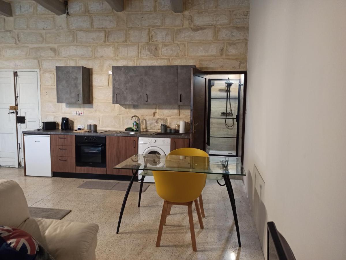 Beautiful Studio Apartment In Qormi Malta Exterior photo